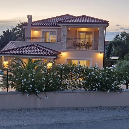 Lukas&ana S Bazenom,djecjim Igralistem Villa Pinezići