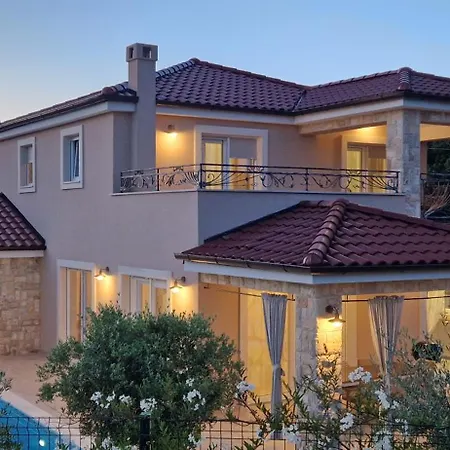 Lukas&ana S Bazenom,djecjim Igralistem Villa *
