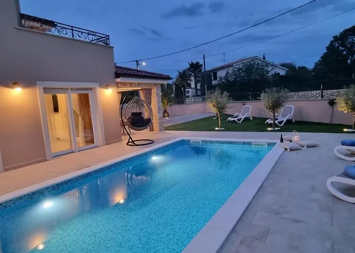 Lukas&ana S Bazenom,djecjim Igralistem Villa Pinezići