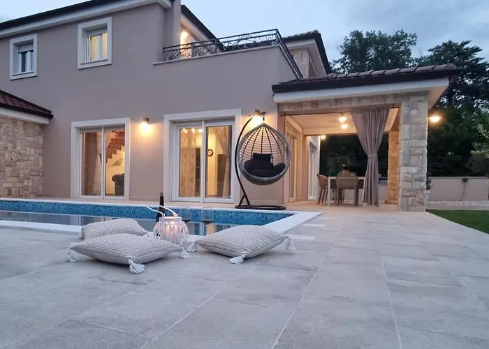 Lukas&ana S Bazenom,djecjim Igralistem Villa Pinezići