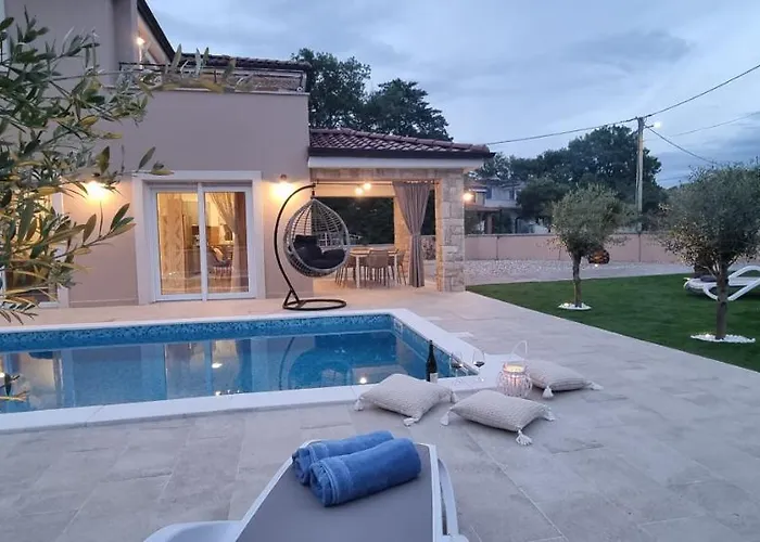Lukas&ana S Bazenom,djecjim Igralistem * Pinezići