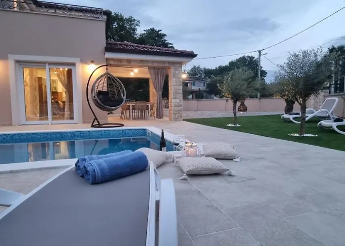 Lukas&ana S Bazenom,djecjim Igralistem Villa Pinezići