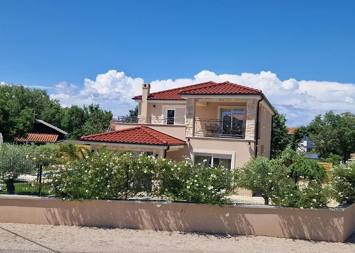 Lukas&ana S Bazenom,djecjim Igralistem Villa