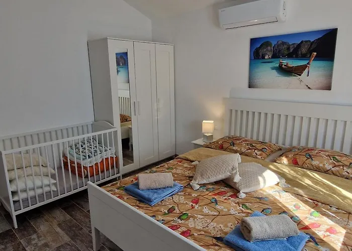 Lukas&ana S Bazenom,djecjim Igralistem Villa