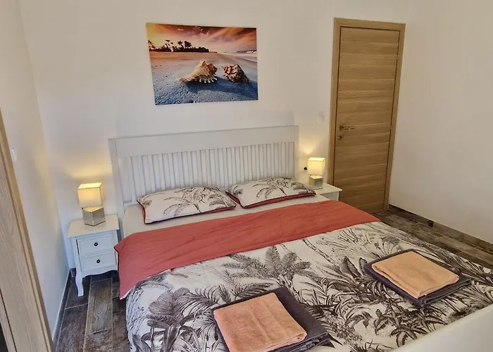 Lukas&ana S Bazenom,djecjim Igralistem Villa