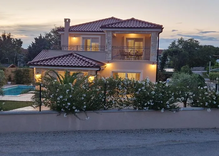 Lukas&ana S Bazenom,djecjim Igralistem Villa Pinezići