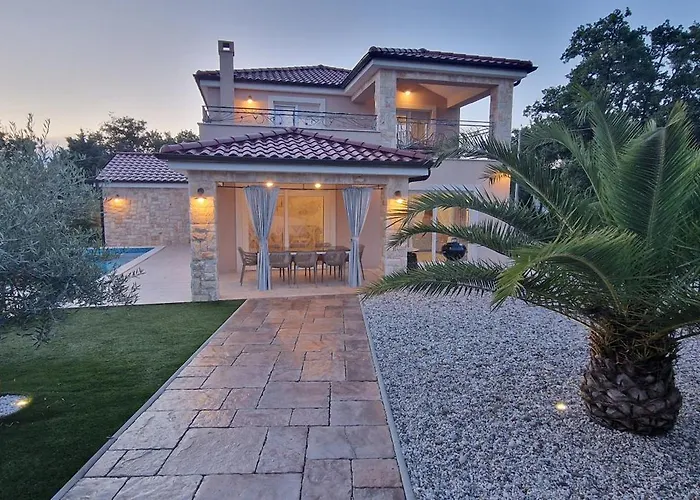 Lukas&ana S Bazenom,djecjim Igralistem Villa