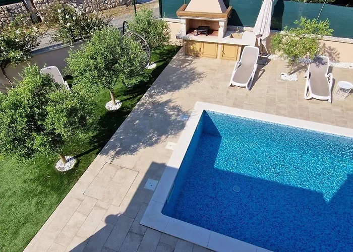 Lukas&ana S Bazenom,djecjim Igralistem Villa Pinezići