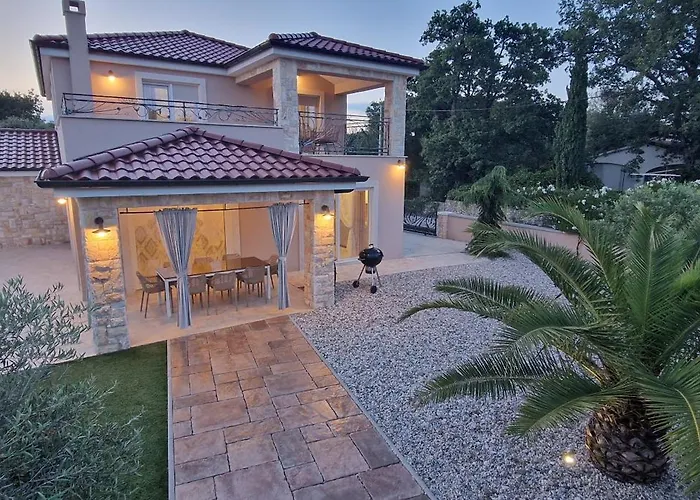 Lukas&ana S Bazenom,djecjim Igralistem Villa Pinezići
