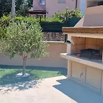 Lukas&ana S Bazenom,djecjim Igralistem Pinezići