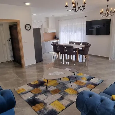 Lukas&ana S Bazenom,djecjim Igralistem Villa *