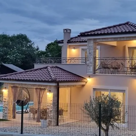 Lukas&ana S Bazenom,djecjim Igralistem Pinezići