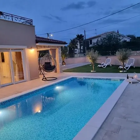 Lukas&ana S Bazenom,djecjim Igralistem Villa Pinezići
