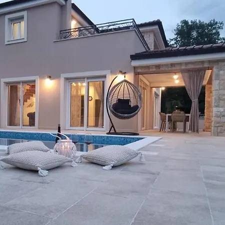 Lukas&ana S Bazenom,djecjim Igralistem Villa Pinezići