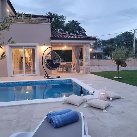 Lukas&ana S Bazenom,djecjim Igralistem * Pinezici (Krk)
