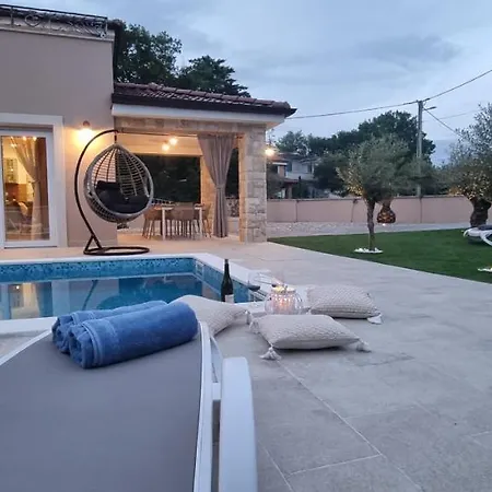 Lukas&ana S Bazenom,djecjim Igralistem Villa Pinezici (Krk)