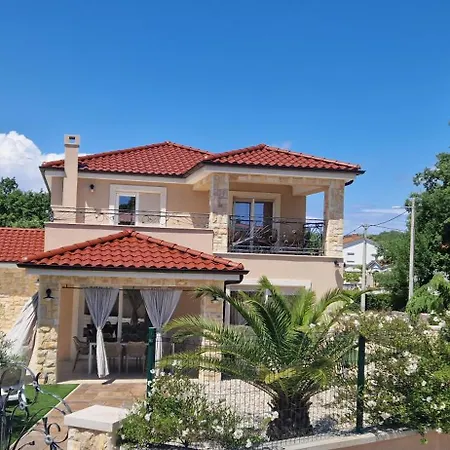 Lukas&ana S Bazenom,djecjim Igralistem Pinezici (Krk)