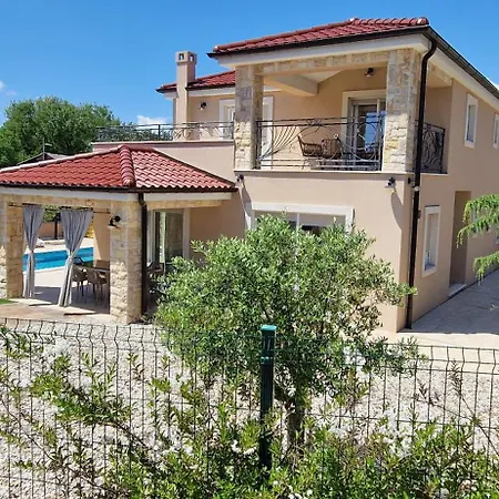 Vila Lukas&ana S Bazenom,djecjim Igralistem Pinezici (Krk)