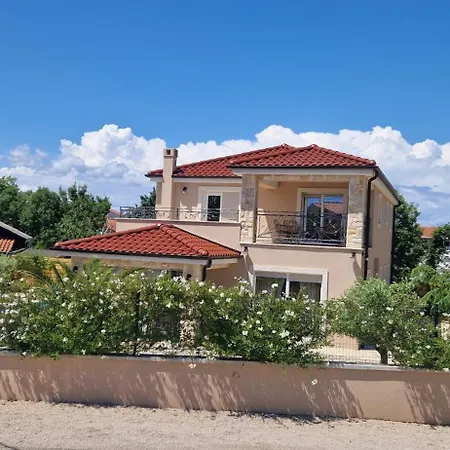 Lukas&ana S Bazenom,djecjim Igralistem Villa