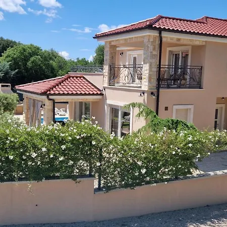 Lukas&ana S Bazenom,djecjim Igralistem Pinezici (Krk)