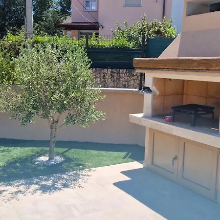 Lukas&ana S Bazenom,djecjim Igralistem Pinezici (Krk)
