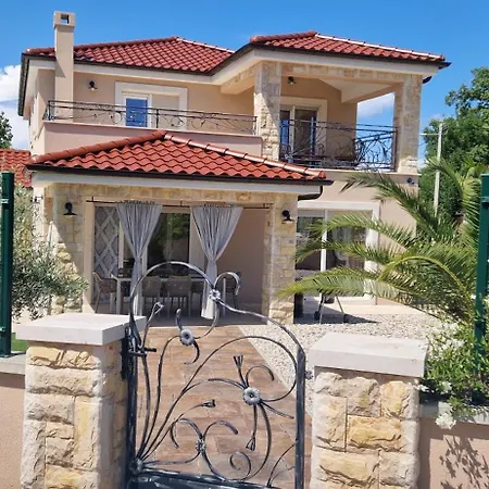Lukas&ana S Bazenom,djecjim Igralistem Vila Pinezici (Krk)