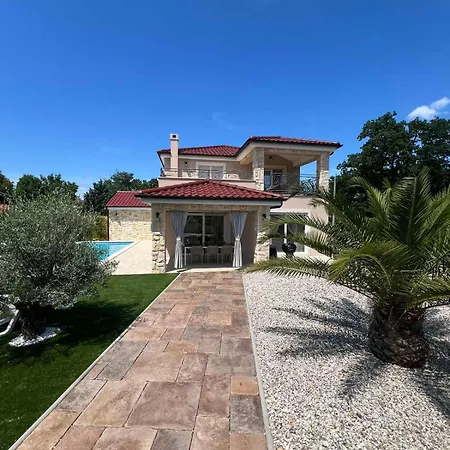 Lukas&ana S Bazenom,djecjim Igralistem * Pinezići