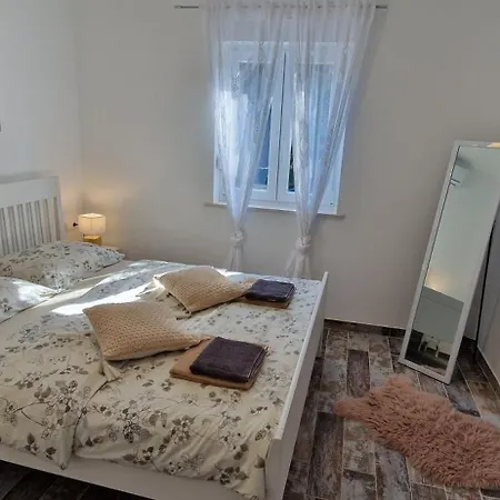 Lukas&ana S Bazenom,djecjim Igralistem Pinezići