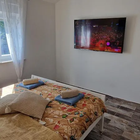 Lukas&ana S Bazenom,djecjim Igralistem * Pinezici (Krk)