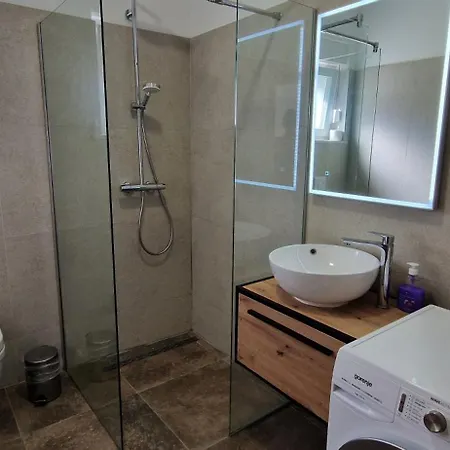 Lukas&ana S Bazenom,djecjim Igralistem