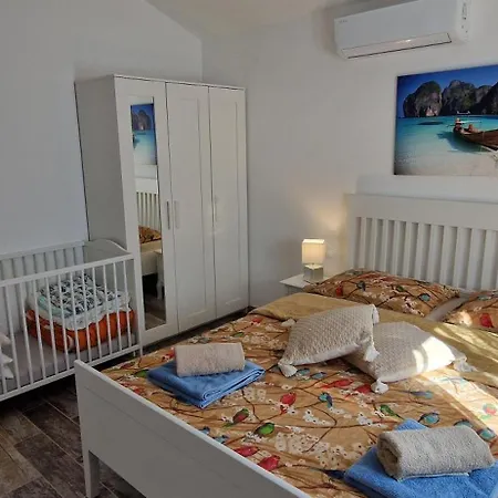 Lukas&ana S Bazenom,djecjim Igralistem Vila