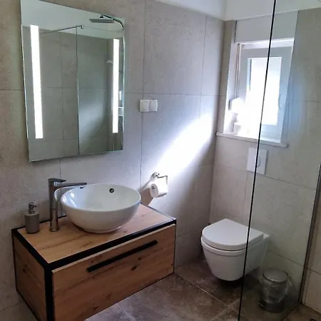 Lukas&ana S Bazenom,djecjim Igralistem *