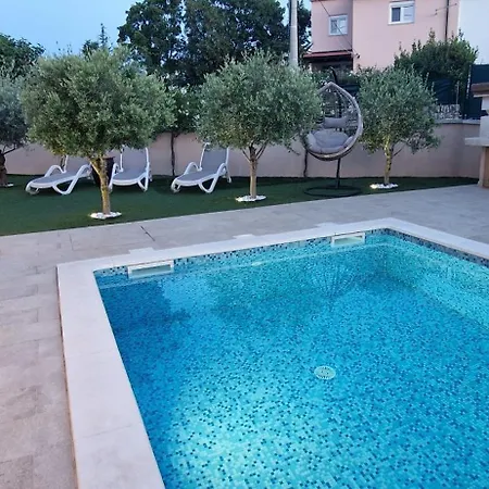 Vila Lukas&ana S Bazenom,djecjim Igralistem