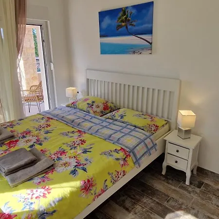 Lukas&ana S Bazenom,djecjim Igralistem * Pinezići