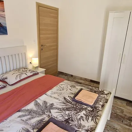 Lukas&ana S Bazenom,djecjim Igralistem