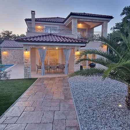 Lukas&ana S Bazenom,djecjim Igralistem Villa