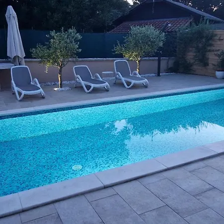 Lukas&ana S Bazenom,djecjim Igralistem Villa *