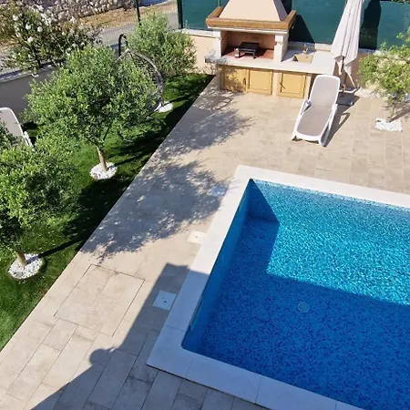 Lukas&ana S Bazenom,djecjim Igralistem Vila Pinezici (Krk)