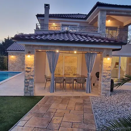 Lukas&ana S Bazenom,djecjim Igralistem *