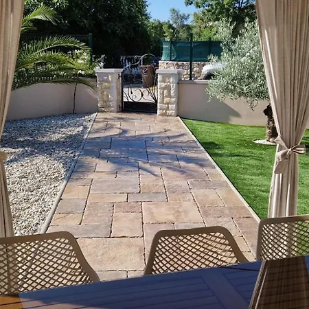 Lukas&ana S Bazenom,djecjim Igralistem Pinezici (Krk)