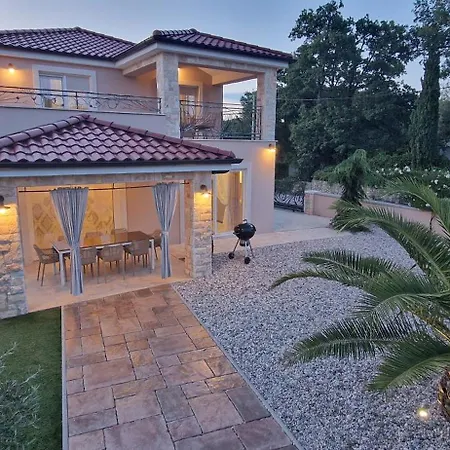 Lukas&ana S Bazenom,djecjim Igralistem Vila Pinezici (Krk)