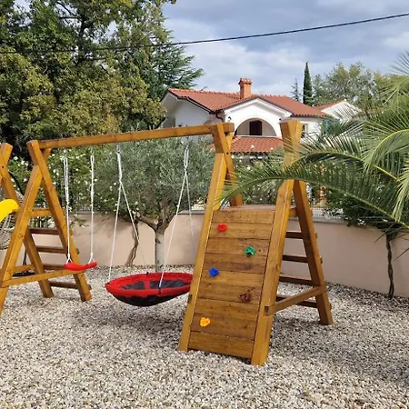 Lukas&ana S Bazenom,djecjim Igralistem *
