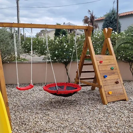 Lukas&ana S Bazenom,djecjim Igralistem Pinezici (Krk)