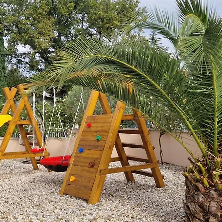 Lukas&ana S Bazenom,djecjim Igralistem * Pinezici (Krk)