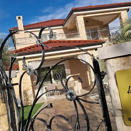 Lukas&ana S Bazenom,djecjim Igralistem