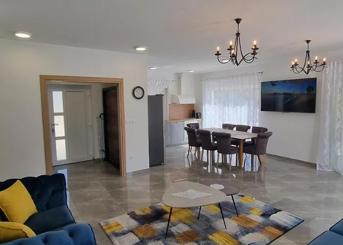 Lukas&ana S Bazenom,djecjim Igralistem