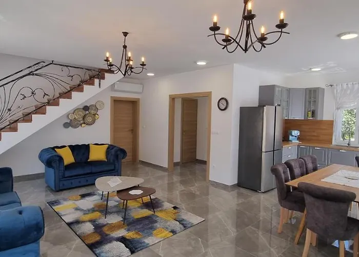 Lukas&ana S Bazenom,djecjim Igralistem