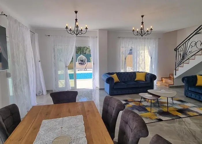 Lukas&ana S Bazenom,djecjim Igralistem Pinezići