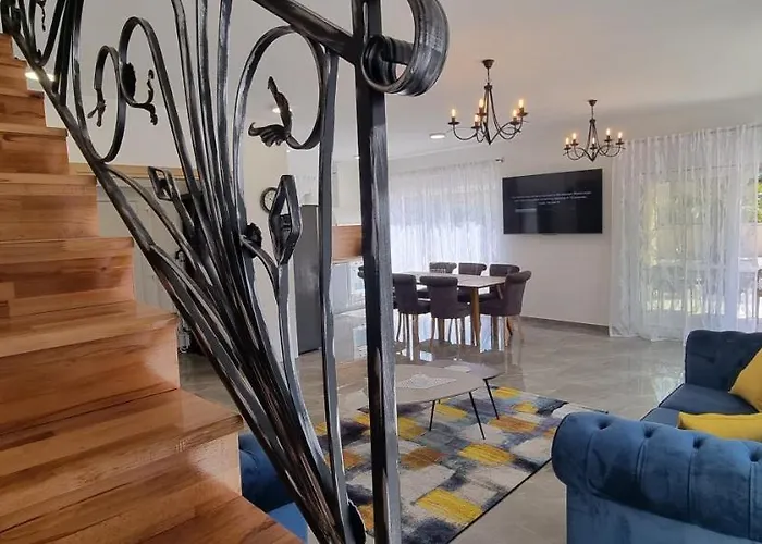 Lukas&ana S Bazenom,djecjim Igralistem * Pinezići