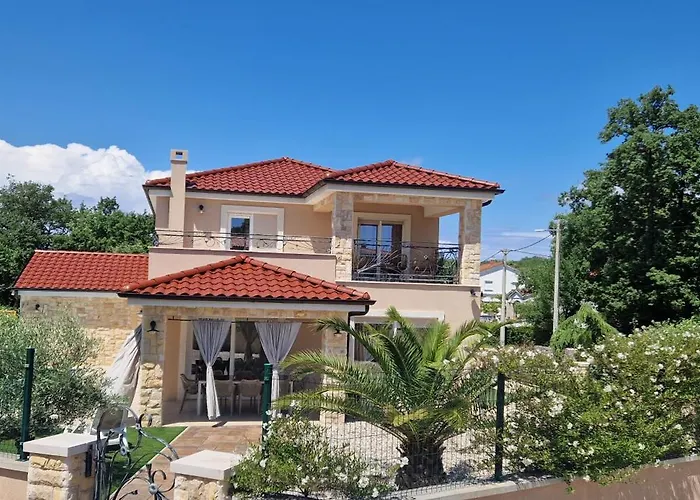 Lukas&ana S Bazenom,djecjim Igralistem Pinezići